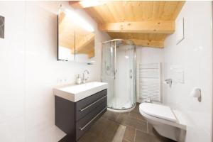 e bagno con lavandino, servizi igienici e doccia. di Alpensweet by Northsouth Apartments a Sölden
