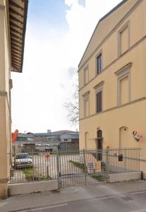 ein Gebäude mit einem Zaun davor in der Unterkunft La finestra sul viale in Pisa