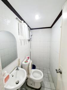 een badkamer met een toilet en een wastafel bij Calapan City Transient House Acacia L31 in Calapan