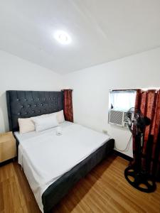 Giường trong phòng chung tại Calapan City Transient House Acacia L31
