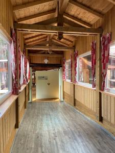 una habitación vacía con paredes y ventanas de madera en una casa en Notre Dame des Monts, en Ban-sur-Meurthe-Clefcy