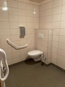 - une salle de bains avec toilettes dans les toilettes publiques dans l'établissement Notre Dame des Monts, à Ban-sur-Meurthe-Clefcy