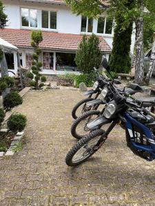 een motorfiets geparkeerd voor een huis bij Notre Dame des Monts in Ban-sur-Meurthe-Clefcy