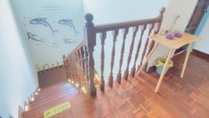 a wooden staircase with a small table next to it at 吉隆坡疯鱼民宿Crazy Fish Homestay KL in Petaling Jaya