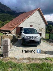 un coche aparcado en un aparcamiento frente a un edificio en Le hameau du Maissubert, 