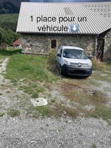 un'auto parcheggiata di fronte a un edificio di Le hameau du Maissubert 