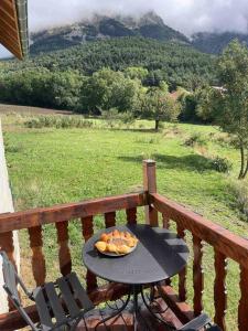 un plato de comida en una mesa en un balcón en Le hameau du Maissubert, 