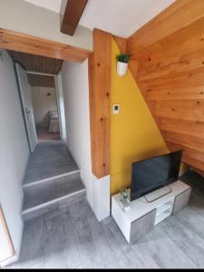 TV a/nebo společenská místnost v ubytování Maison de vacances