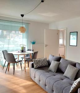 sala de estar con sofá y mesa en Moderne Wohnung mit Vollausstattung in ruhiger Lage, W-LAN, en Großröhrsdorf