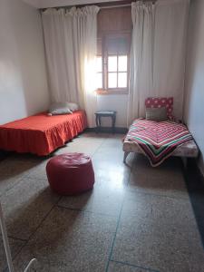 Zimmer mit 2 Betten und einem Fenster in der Unterkunft Appartement familial in Mohammedia
