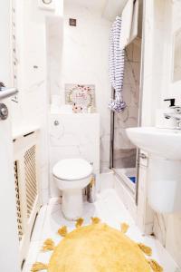 a bathroom with a toilet and a sink at Spacious 4-Bed in St.John's Wood in London