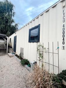 um edifício branco com uma janela do lado em Tiny Home Kontík em Luka nad Jihlavou