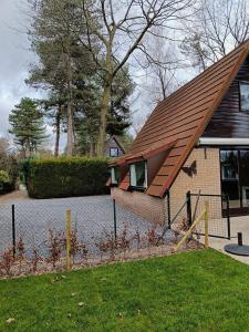 une maison avec un toit rouge et une cour dans l'établissement Molière, à Rekem