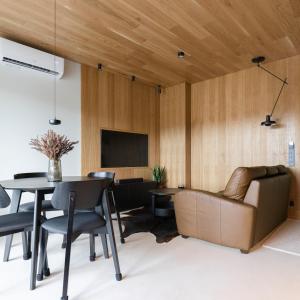 a living room with a couch and a table at Laguna Beskidów Resort, Jezioro Żywieckie in Bierna