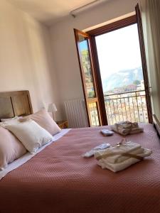 um quarto com uma cama grande e uma janela grande em Nonna Felicia B&B em Muro Lucano