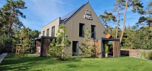 波别罗沃HUS - caloroczne komfortowe szeregi blisko plazy的黑色屋顶的房子