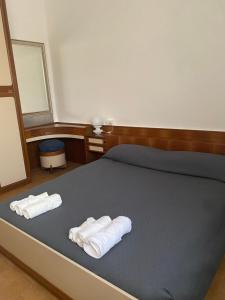 Dos toallas en una cama en una habitación en B&B Le Rose, en Villafranca Padovana