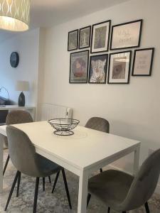 Posezení v ubytování Exquisite Long-Term Living in Cardiff's Heart