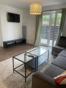 TV a/nebo společenská místnost v ubytování Exquisite Long-Term Living in Cardiff's Heart