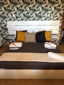 uma cama grande com almofadas num quarto em Nonna Felicia B&B em Muro Lucano
