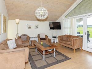 sala de estar con sofá y mesa en 10 person holiday home in Brovst, en Brovst