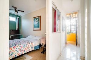 巴蘭基亞的住宿－APARTAESTUDIO LA 27，一间卧室配有一张床、一张书桌和一个窗户。