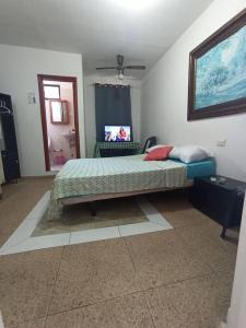 巴蘭基亞的住宿－APARTAESTUDIO LA 27，卧室位于客房的角落,配有一张床