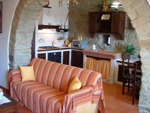 a living room with a couch in a kitchen at Casa Ivan by PosarelliVillas in Montanare