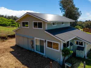 哈威A Cozy Cabin In The Country的有金属屋顶的房子