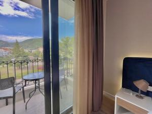 Nespecifikovaný výhled na hory nebo výhled na hory při pohledu z hotelu
