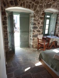 Кровать или кровати в номере Casa Mar on Kantouni Beach