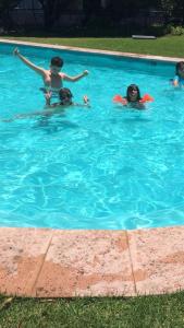 a group of people swimming in a swimming pool at Departamento en primera línea del mar in Viña del Mar