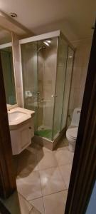 a bathroom with a shower and a sink and a toilet at Departamento en primera línea del mar in Viña del Mar