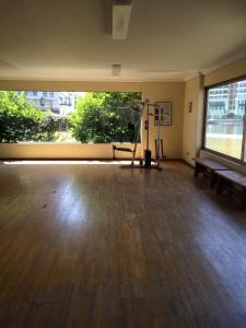 an empty room with a gym with a bench and a large window at Departamento en primera línea del mar in Viña del Mar