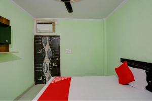 Una cama o camas en una habitación de OYO Flagship Hotel Koyal Palace