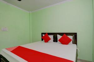 Un pat sau paturi într-o cameră la OYO Flagship Hotel Koyal Palace