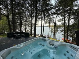 jacuzzi con vistas al agua en Waterfront open concept dream cottage with hot tub, en Portland