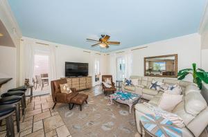 Μια τηλεόραση ή/και κέντρο ψυχαγωγίας στο Beachside Luxury Home