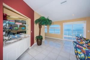 a kitchen with a palm tree in a room at Florida Villa in Palm Harbor