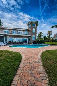 una casa con una piscina di fronte di Florida Villa a Palm Harbor