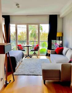 1 dormitorio con cama, sofá y mesa en Beauty stüdyo Home en Estambul