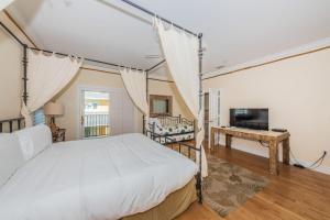 1 dormitorio con 1 cama grande y TV en Exclusive Isla Bonita en Clearwater Beach