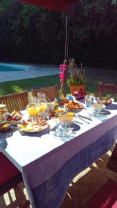 una mesa con platos de comida y vasos de zumo de naranja en La Colorada, home for... La Amistad Polo en Open Door