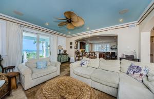 un soggiorno con due divani e un ventilatore a soffitto di Exclusive Aqua Escape a Clearwater Beach