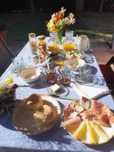 una mesa con platos de comida encima en La Colorada, home for... La Amistad Polo en Open Door