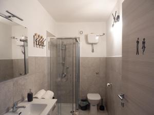 uma casa de banho com um chuveiro, um WC e um lavatório. em Villa Ecclesiae em Iglesias