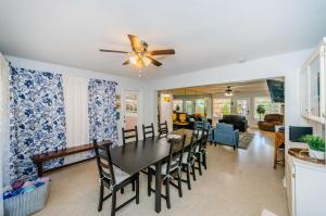 ein Esszimmer und ein Wohnzimmer mit einem Tisch und Stühlen in der Unterkunft Sea Breeze Beach House in Clearwater Beach