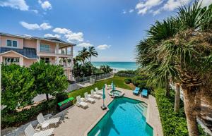 una vista aerea di una casa con piscina e oceano di Exclusive Aqua Escape a Clearwater Beach