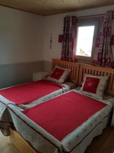 two beds sitting next to each other in a bedroom at Bethel-Mont-Blanc in Saint-Gervais-les-Bains