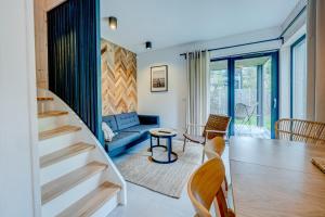 sala de estar con sofá azul y mesa en HUS - caloroczne komfortowe szeregi blisko plazy, en Pobierowo